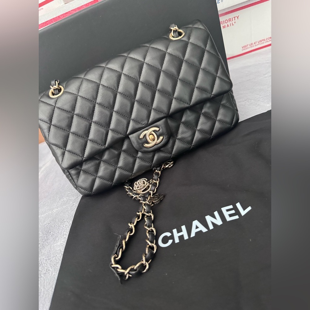 CHANEL Valentine Charm single flap bag - size medium